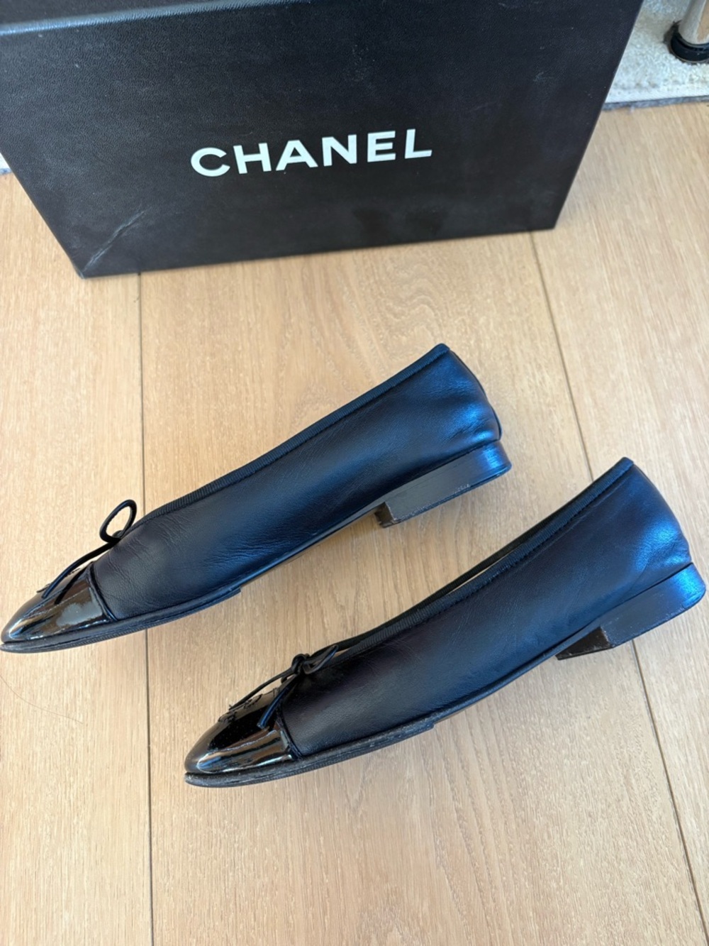CHANEL Black Patent Cap-Toe Leather Ballet Flats with CC Logo - Picture 3 of 11